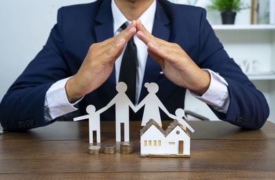 烧钱亏损，股价下行，水滴陷入保险经纪“沙漏”困境